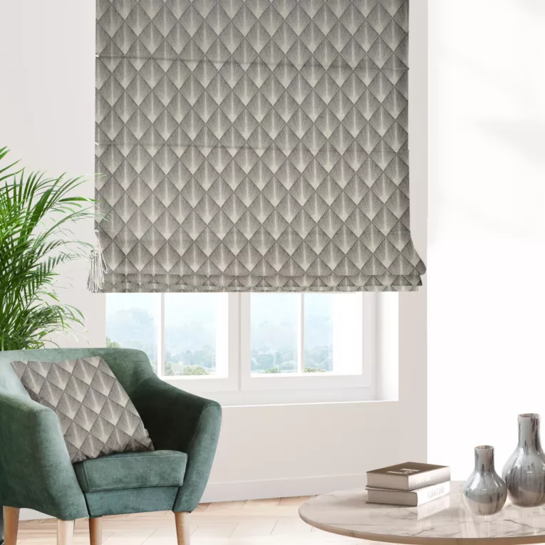 Roleta rzymska jasnobrązowo złota z tkaniny w elegancki geometryczny wzór z błyszczącą nicią