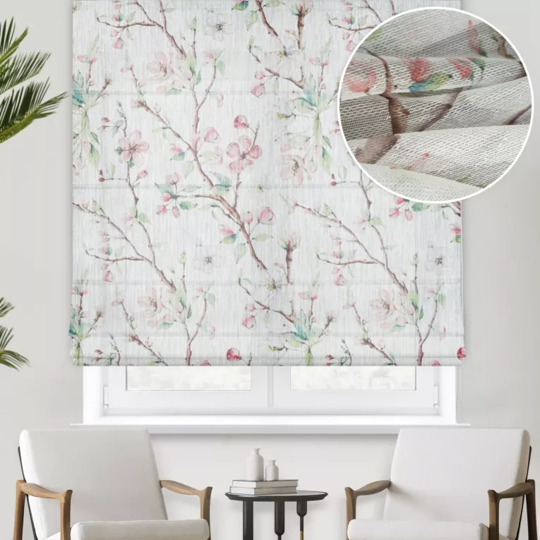 Roleta rzymska kremowo różowa z miękkiej tkaniny o naturalnym splocie, drukowanej w botaniczny wzór, wykończona obciażnikiem