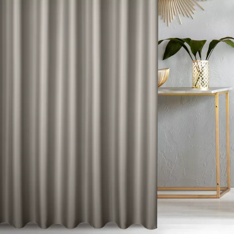 Zasłona szyta na taśmie 5 cm beżowa z gładkiej tkaniny zaciemniającej typu dimout wykończona obciążnikiem