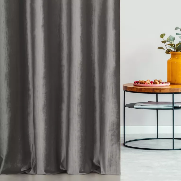 Zasłona szyta na taśmie 5 cm popielata z tkaniny welwetowej w pionowe prążki, wykończona obciążnikiem