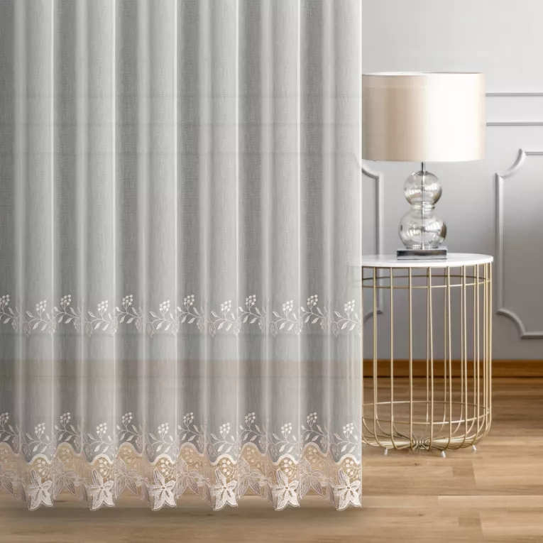 Firana szyta na taśmie 5 cm biało złota z delikatnej tkaniny typu ADEN z efektem deszczyku, zdobionej kwiatową aplikacją