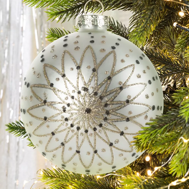 Bombka szklana biała ręcznie zdobiona motywem gwiazdy