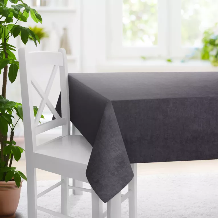 Obrus szyty grafitowy z miękkiej tkaniny szenilowej typu dimout o naturalnym splocie