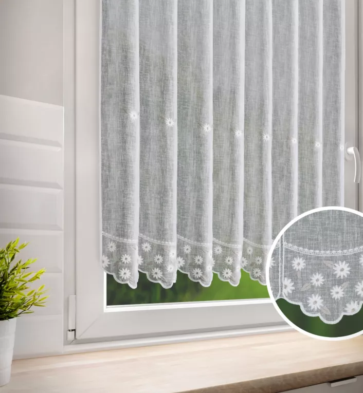 Tkanina firanowa zazdrostka z etaminy zdobiona haftem drobnych kwiatów