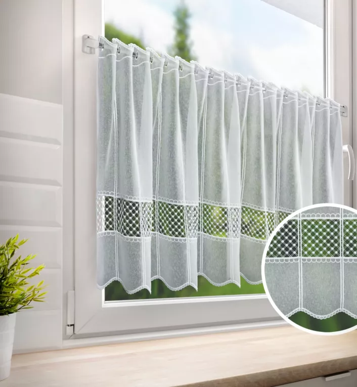 Tkanina firanowa zazdrostka z grubszej etaminy z ażurową aplikacją