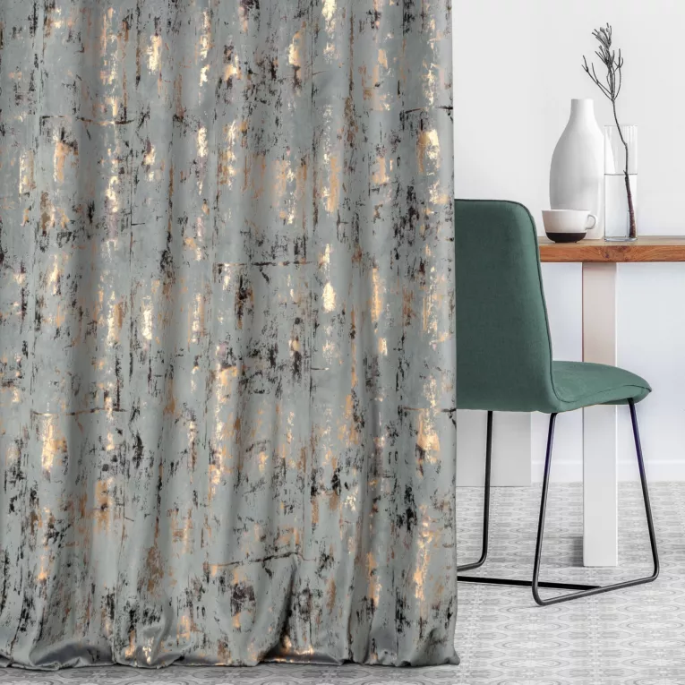 Zasłona szyta na flexach srebrno złocista z tkaniny welwetowej zdobionej połyskującym drukiem