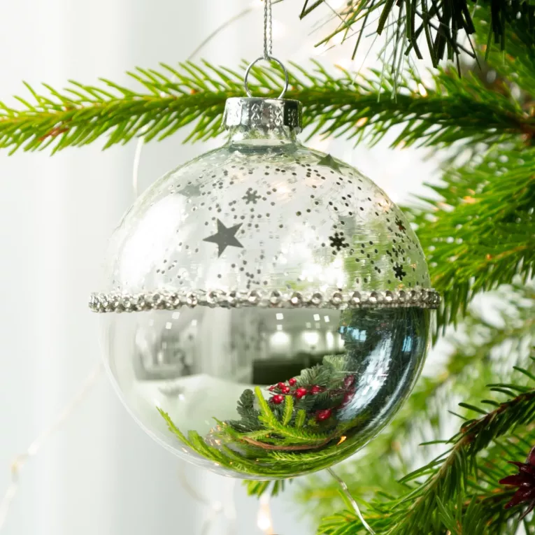 Bombka szklana zdobiona łańcuszkiem z dżetami i brokatem