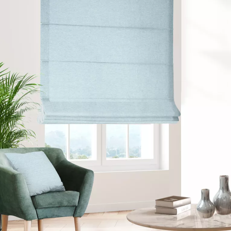 Roleta rzymska niebieska tkanina zaciemniająca, strukturalna typu dimout