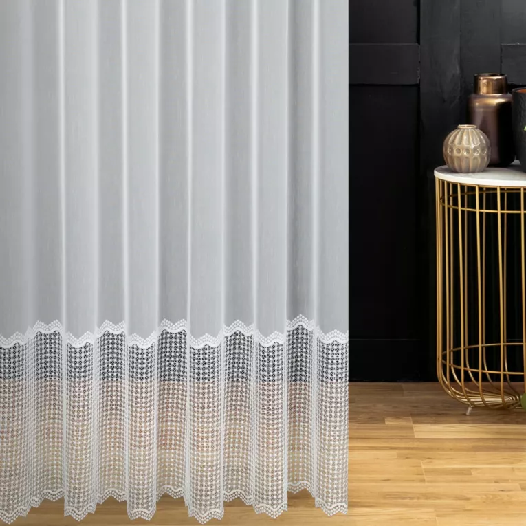 Firana szyta na taśmie 5 cm biała z matowej tkaniny ozdobionej szeroką geometryczną aplikacją