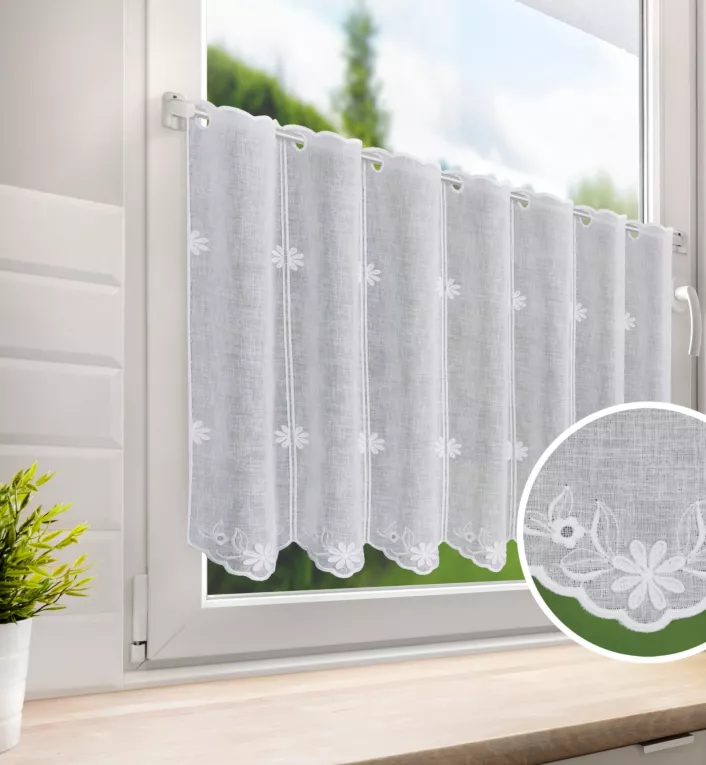 Tkanina firanowa zazdrostka z etaminy zdobiona haftem kwiatuszków