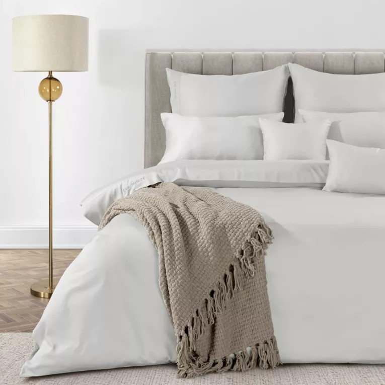 Pościel 140x200 cm z bawełny, makosatyny kolor biały z ozdobną kantą i haftem kolekcja MINGE ELEGANTE