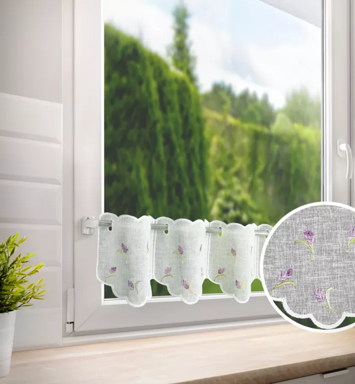 Tkanina firanowa zazdrostka z etaminy zdobiona haftem drobnych kwiatów