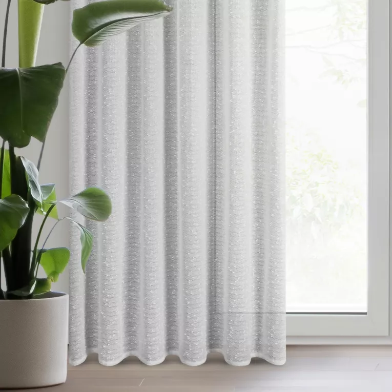 Zasłona biała z tkaniny typu bukla przeszywana metaliczną nicią 135x270 cm taśma OFELIA