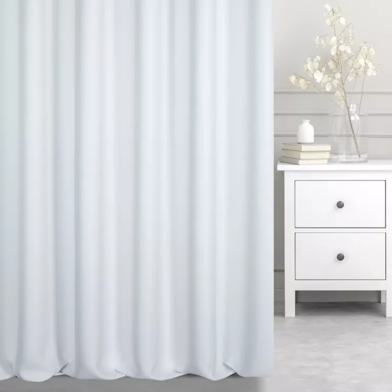 Zasłona szyta na taśmie 5 cm jasnosrebrna z gładkiej tkaniny typu blackout