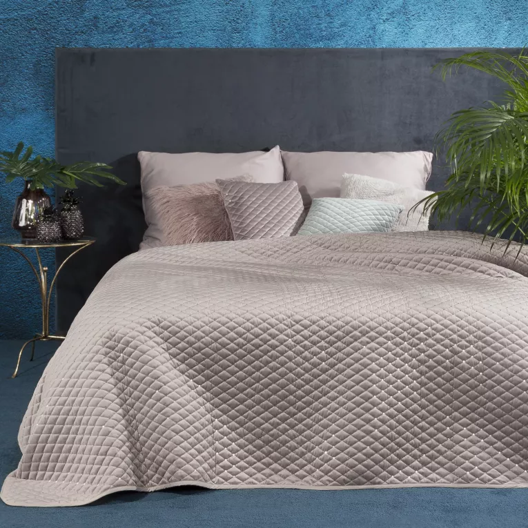 EUROFIRANY PREMIUM Narzuta EMI z błyszczącego welwetu przeszywana w geometryczny wzór z cekinami