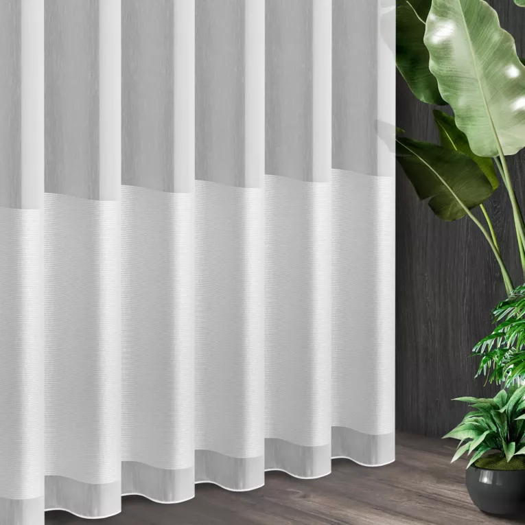 Tkanina firanowa  aden z efektem deszczyku, zakończona szerokim pasem złożonym z drobnych pasków