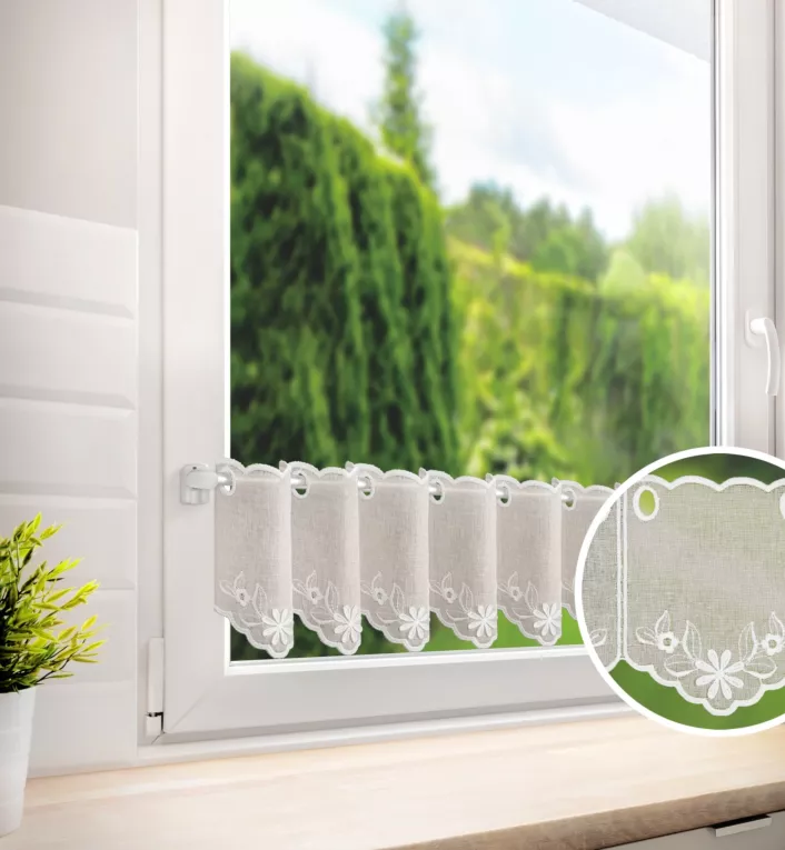 Tkanina firanowa zazdrostka z etaminy zdobiona haftem kwiatuszków