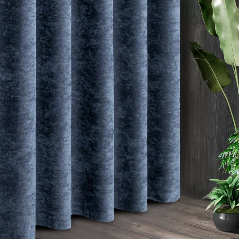 Tkanina zasłonowa, miękka szenilowa, zaciemniająca, z drobnym strukturalnym wzorkiem i efektem przecierki z kolekcji Pierre Cardin