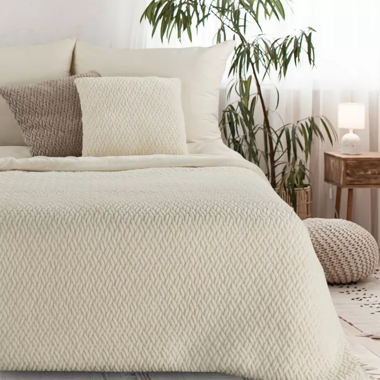 Koc 130x160 cm kremowy z widocznym plecionym splotem KAYLA