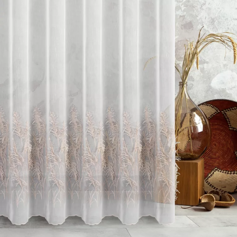 Firana szyta na flexach biała z tkaniny z efektem deszczyku, zdobionej roślinnym, frędzlowym haftem