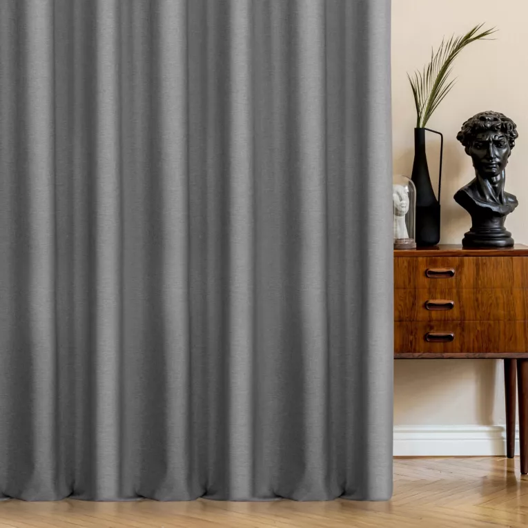 Zasłona szyta na taśmie 5 cm jasnoszara z miękkiej tkaniny o welurowej strukturze