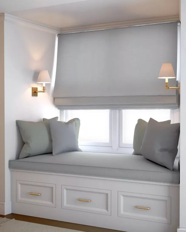 Roleta rzymska jasnoszara o naturalnym, gęstym splocie w stylu eko