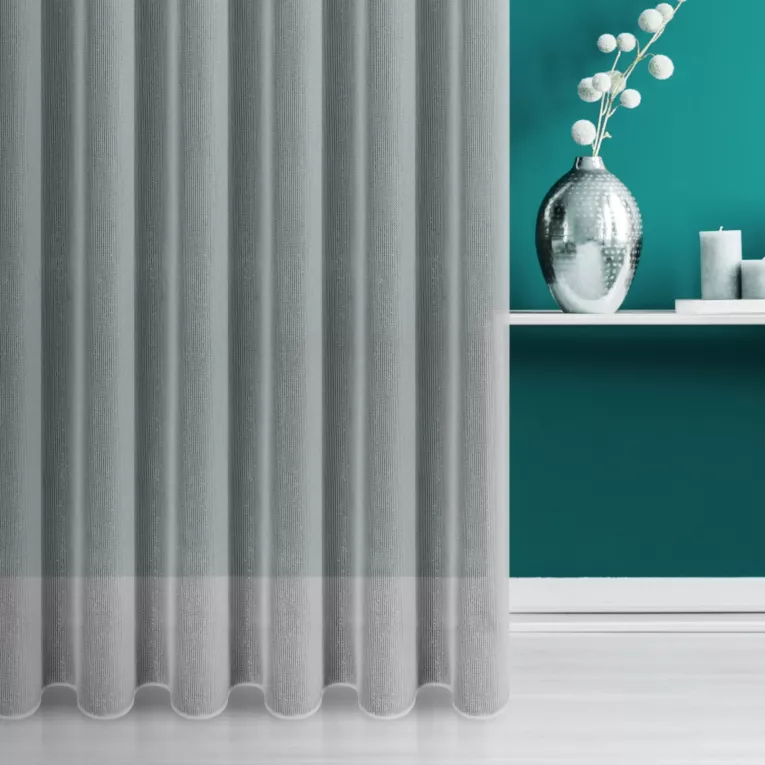 Firana szyta na taśmie fala biało srebrna z tkaniny o strukturze siatki przetykanej nicią metaliczną, wykończona obciążnikiem Italissima Eva Minge