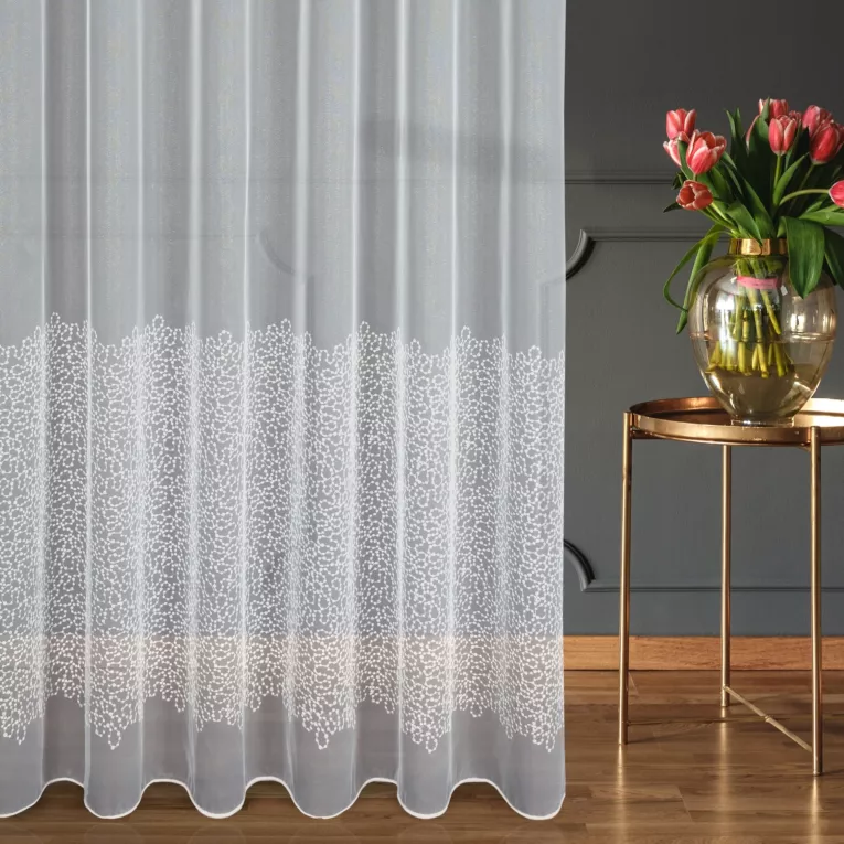 Firana szyta na taśmie 5 cm biało srebrna z delikatnie połyskującej tkaniny typu PERU, zdobionej haftem oraz cekinami