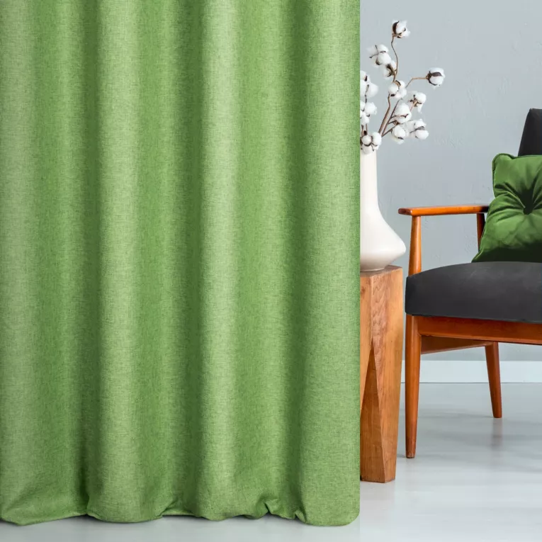 Zasłona szyta na taśmie 8 cm jasnozielona z tkaniny trudnopalnej, zaciemniającej, typu blackout z efektem melanżu