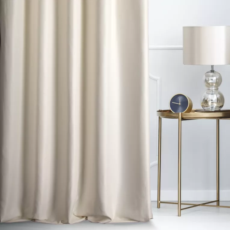 Zasłona szyta na taśmie 5 cm LUXOR kremowa z eleganckiej lśniącej tkaniny o drobnym splocie
