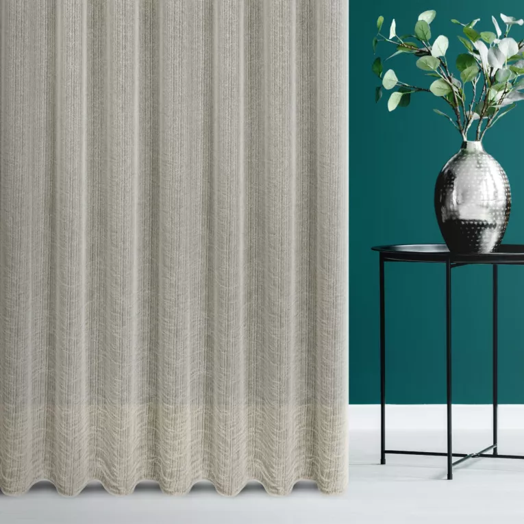 Firana szyta na przelotkach złocista z półmatowej kreszowanej tkaniny, w nieregularne, cienkie, pionowe pasy, wykończona obciążnikiem