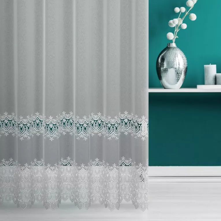 Firana szyta na taśmie 5 cm biała z matowej markizety zdobionej piękną koronkową aplikacją