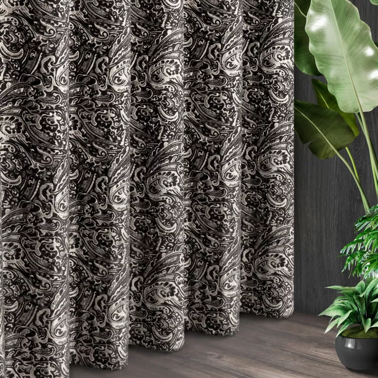 Tkanina zasłonowa grubsza,  szenilowa z ornamentowym wzorem