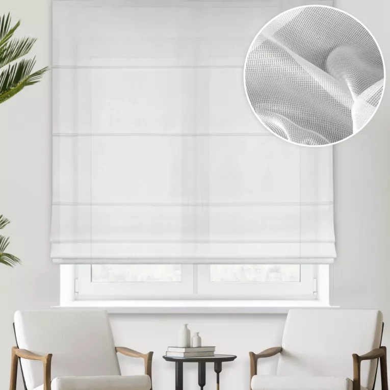 Roleta rzymska biała z miękkiej tkaniny o lekkim splocie i delikatnym połysku, wykończona obciążnikiem