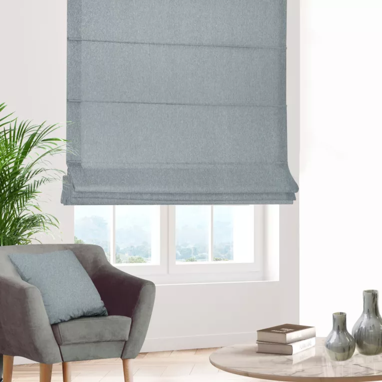 Roleta rzymska niebieska z tkaniny z dodatkiem połyskującej nici, z widocznym ozdobnym splotem Italissima Eva Minge