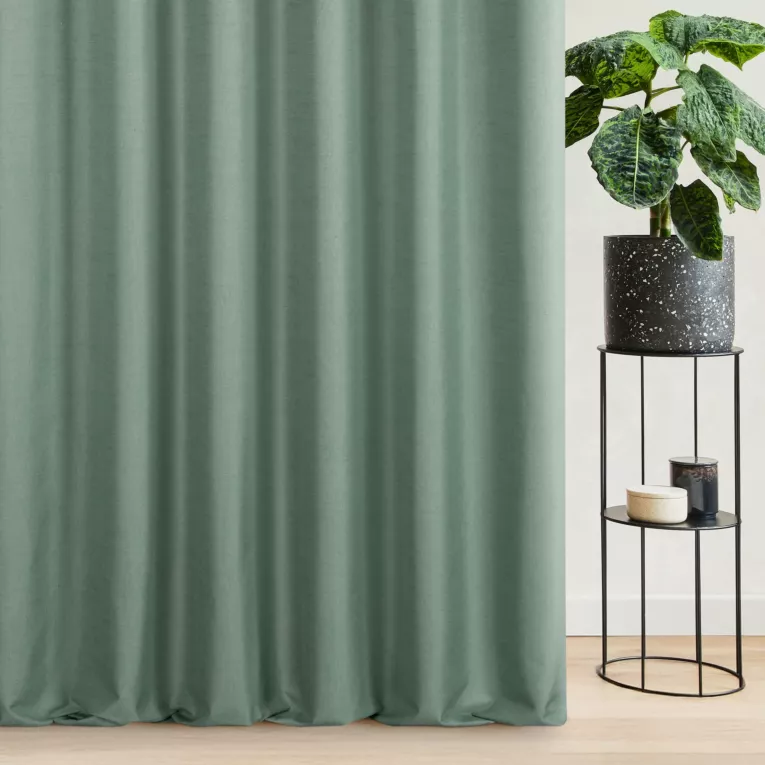 Zasłona szyta na flexach miętowa z tkaniny blackout zaciemniającej w 100% o naturalnej strukturze