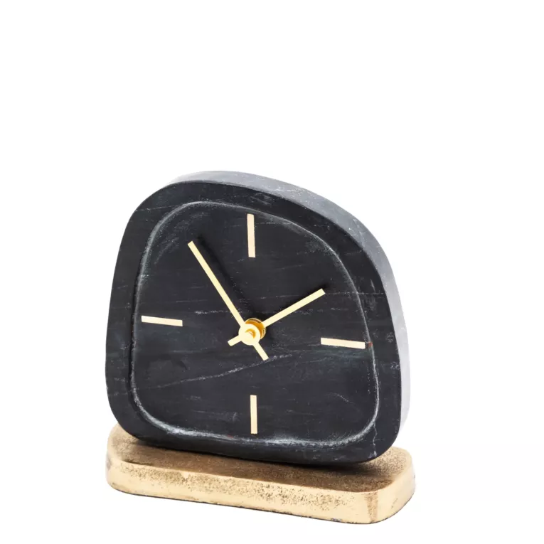 Minimalistyczny zegar stołowy imitujący marmur ze złotymi wskazówkami