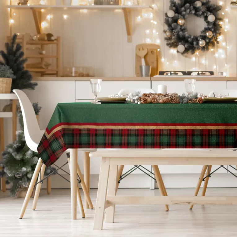 Obrus zielono, czerwony 140x200 cm gobelinowy STAR z motywem złotych śnieżynek i ozdobną kantą w kratę