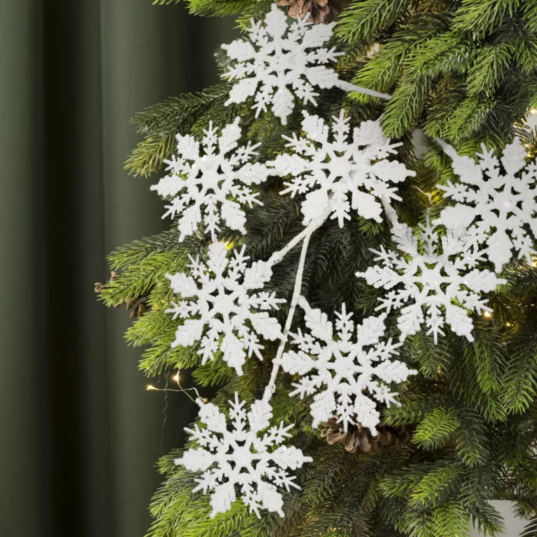 Fantazyjna gałązka z białymi śnieżynkami