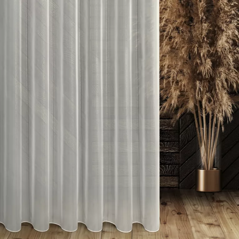 Firana szyta na flexach kremowa zdobiona pionowymi, połyskującymi paskami z nici metalicznej, wykończona obciążnikiem