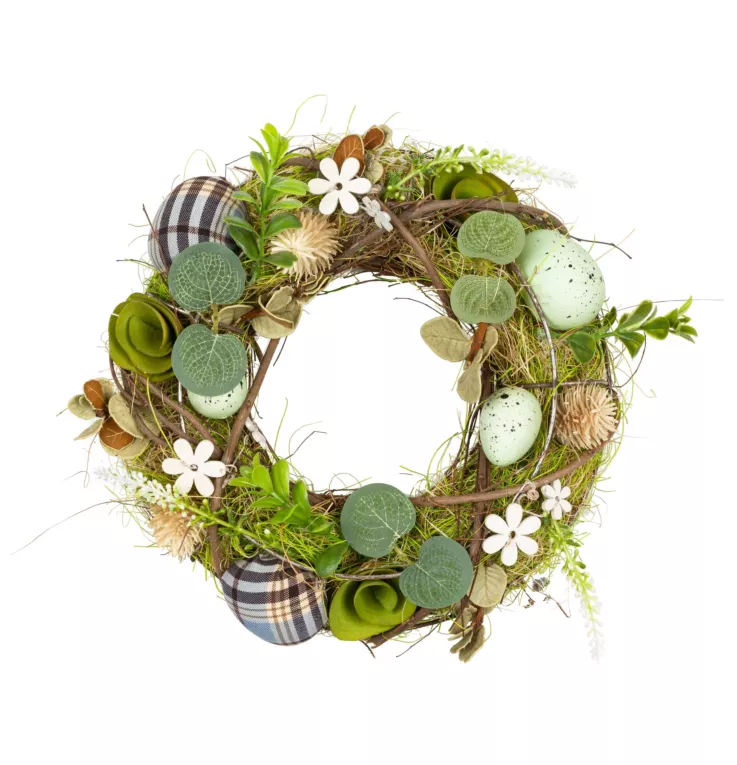 Wielkanocny wianek wyplatany z naturalnych gałązek z pisankami