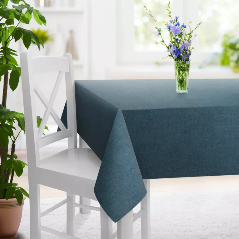 Obrus szyty ciemnoturkusowy z miękkiej w dotyku tkaniny szenilowej