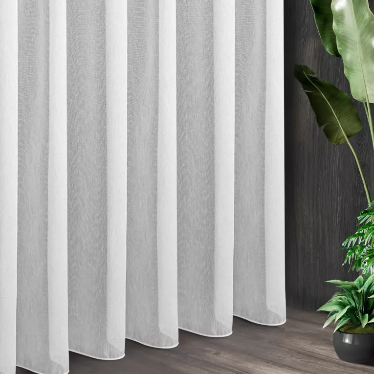 Tkanina firanowa, gładka, uniwersalna baza, z subtelnym połyskiem, z efektem deszczyku wykończona obciążnikiem