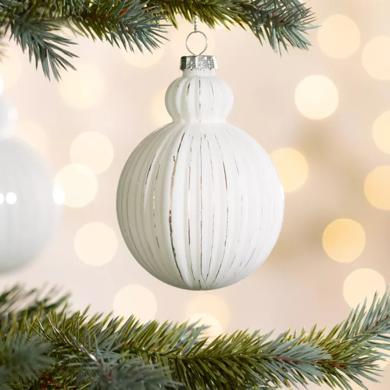 Szklana bombka ręcznie zdobiona wytłaczanym wzorem i efektem przecierki