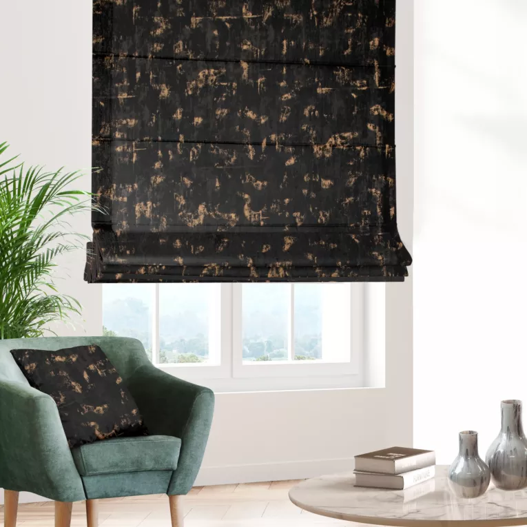 Roleta rzymska czarno złocista z tkaniny welwetowej zdobionej połyskującym drukiem