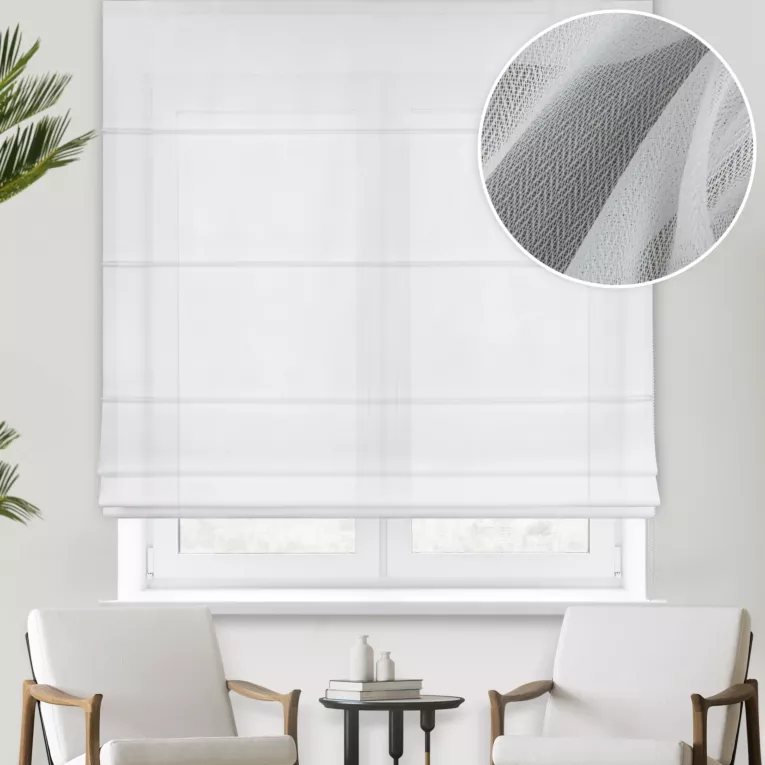 Roleta rzymska biała z połyskującej tkaniny o charakterystycznym jodełkowym wzorze, wykończona obciążnikiem