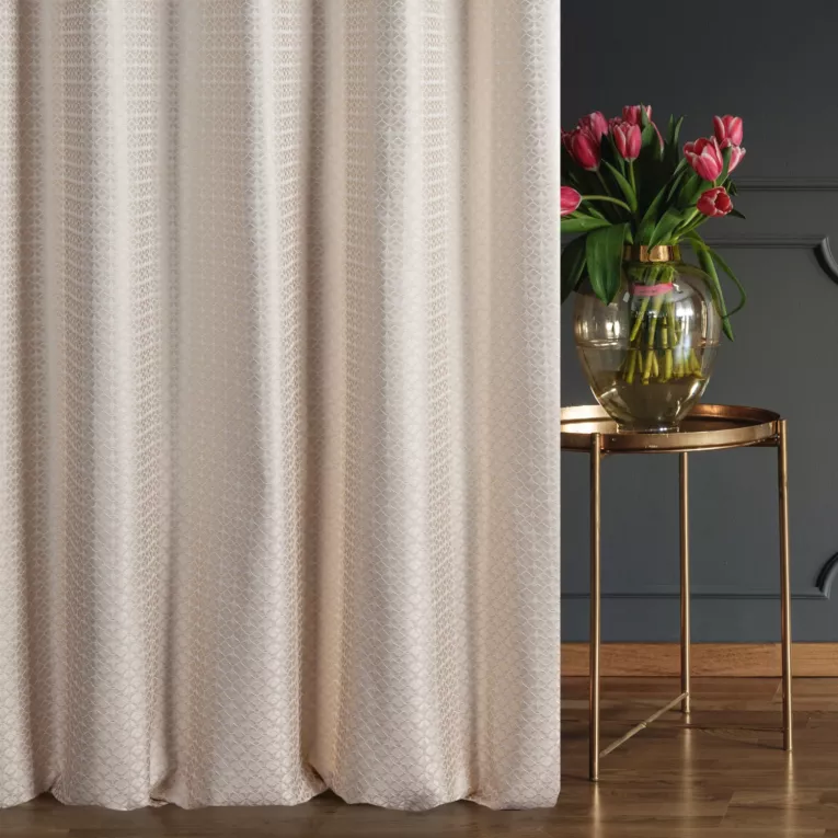 Zasłona szyta na flexach UMA beżowo kremowa o drobnym, geometrycznym wzorze z atłasowym połyskiem