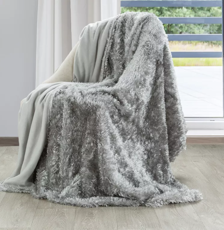 Ciepły i miły w dotyku koc o strukturze futra