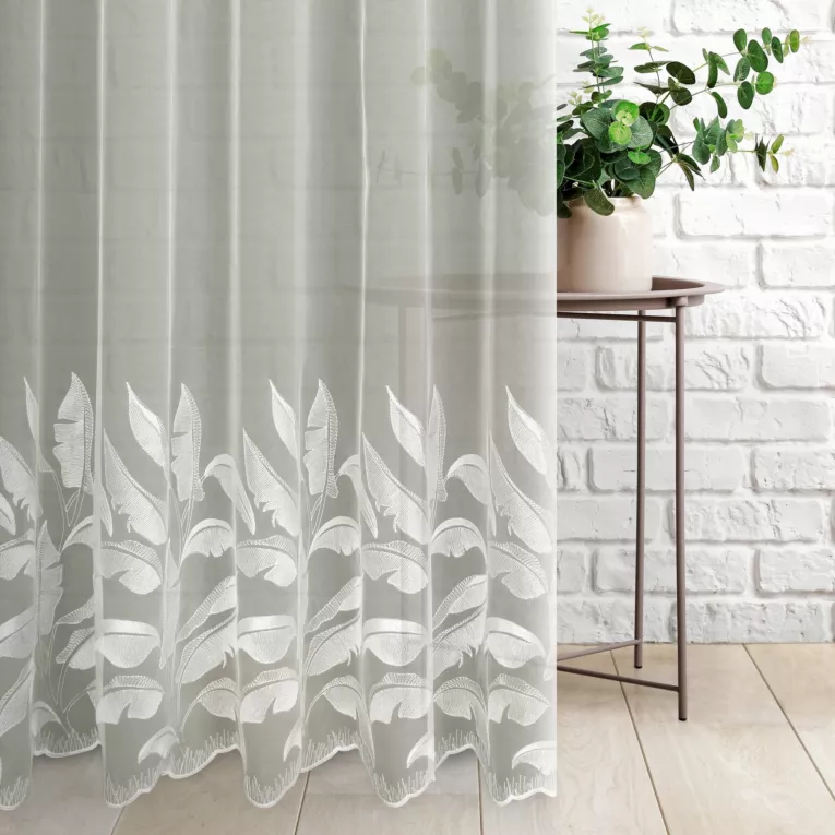 Firana szyta na taśmie 5 cm kremowa z delikatnej, lekkiej tkaniny typu PERU matowe, ozdobionej eleganckim haftowanym wzorem w liście