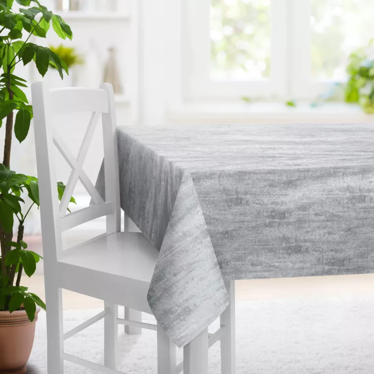 Obrus szyty MATTEO srebrny z grubotkanej nowoczesnej tkaniny z błyszczącym nadrukiem